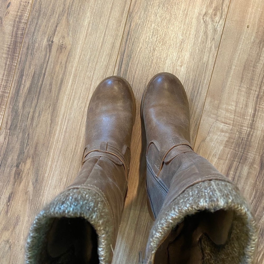 Like new brown boots low heel size 9.5